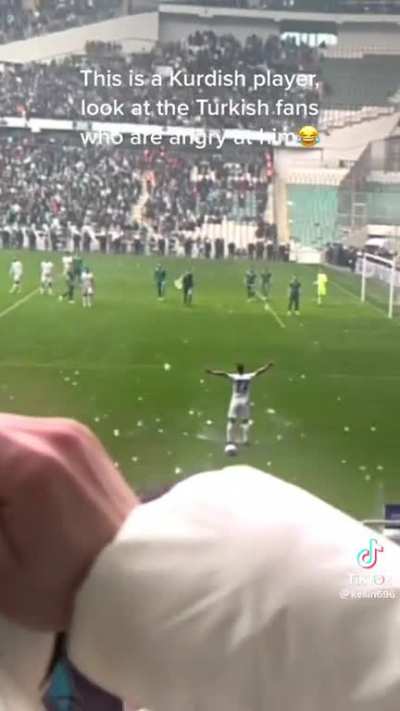 Turkish players throwing drinks at Kurdish players because of racism, fyi Kurdistan was one of the first governments to send help to turkey during the earthquakes