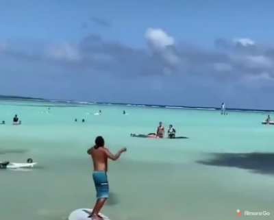 This guy throws his sail like a boomerang