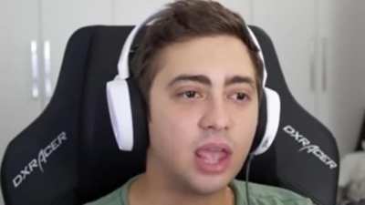 Mãe:oque será que esse menino passa tanto tempo no quarto. Eu: