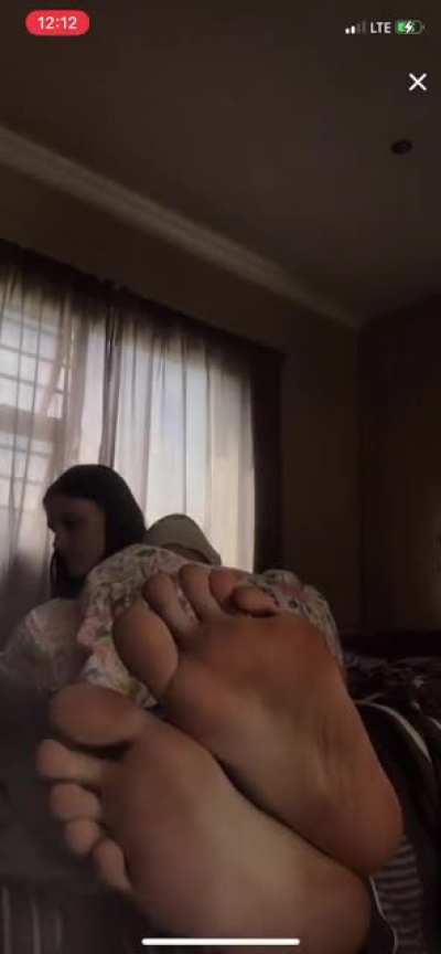 @housewife_of_capetown showing her soles and scrunching pt4