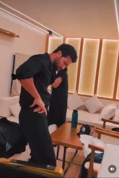 Vicky Kaushal vibing to Punjabi track in vanity van before his Filmfare performance with his stylist. He’s such a good underrated dancer. The curls & black suit is chefs kiss. 