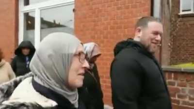 Almanya'da yaşayan ve 14 Mayıs'ta oy kullanabilmek için Köln Başkonsolosluğu'na giden gurbetçiler, hangi adaya oy vereceklerini açıkladı.
