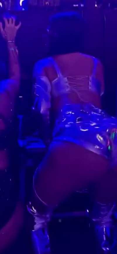 She throwing that fat ass shessssshh🔥🔥 this for the boys💪