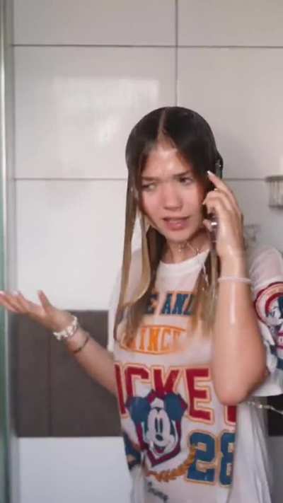 Nippel zensiert unter der Dusche. Zum Ende sieht man dennoch die Form ihrer Boobs. Danke für die Werbung.