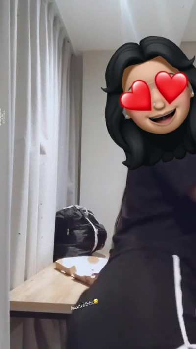 Mais dá minha amiga mostrando o rabo 