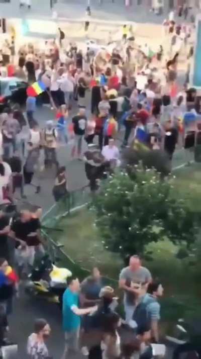 Police strangles civilian at a protest