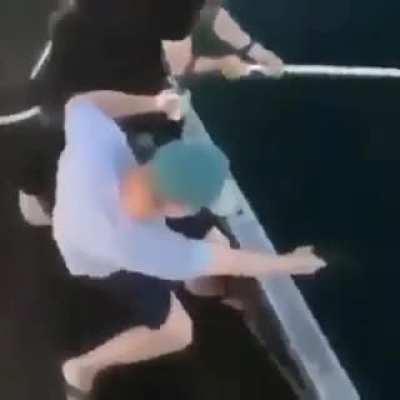 aqui un pescador pescando pescados