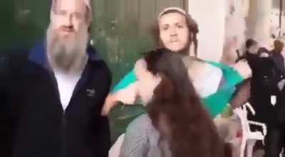 Şu rezilliği de paylaşayım. Mescid-i Aksa'ya yürüyen Yahudiler saldırıya uğraşmış görüntüsü kazanmak için elbislerini yırtıyor. (savunduğunuz yahudi :) )