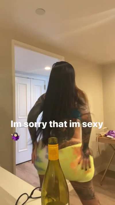 Looking like the Bimbo Queen