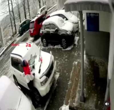 Во Владивостоке дождь, снег, временами бетонные перекрытия