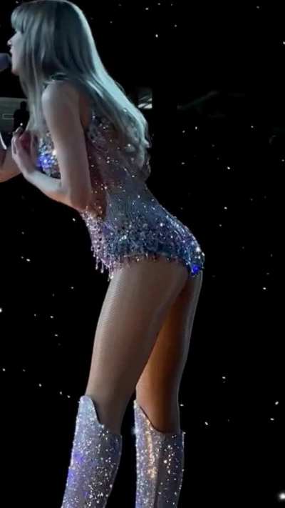 Congr<wbr>atula<wbr>tions to our queen Taylor on winning the Innovator award tonight, she is truly special! 👸