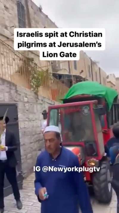 Israelis spit at christian pilgrims at Jerusalem Lion's Gate