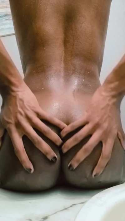 Do you want to help me dry off? 🍑💦