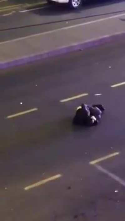 Kordon policije brutalno pretukao momka