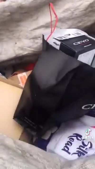 Bizim insanımız neden böyle? İliklerime kadar utandım :((
