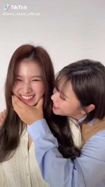 221024 TikTok Update - “3-2-1 ! Emm-Muuahh😘❤ #muuahh #JEONGYEON #SANA”
