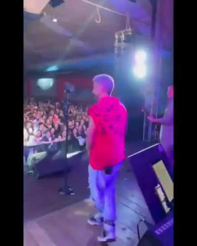 Cuartetero se dio terrible palo debido al mal estado del escenario, terminó en el hospital y el show fue suspendido