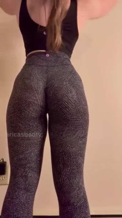 pulling up my lulus before the gym!🥵
