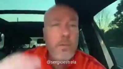 Não sei como tem gente que segue esse mal caráter.