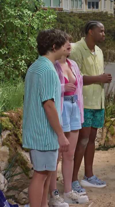 Birthday Hottie: Chloe Troast in Saturday Night Live [S49E01-2023]