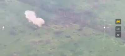 Russian kamikaze T-62 tank full of 6 tons of explosives blowing up infront of Ukrainian trench
