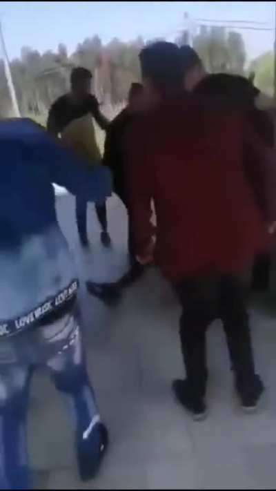 Unbelievable - some tuga redditors celeb<wbr>ratin<wbr>g/mak<wbr>ing fun of a black guy being beaten by a group of Romani men