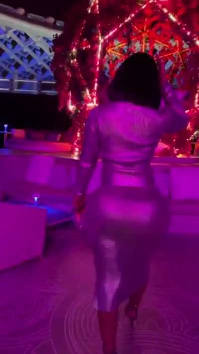 Fat ass about to bust of that dress<wbr>💜💦💦💦💦<wbr>💯