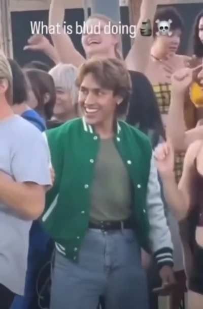 When you’re an extra in an 80s high school film with main character energy!!