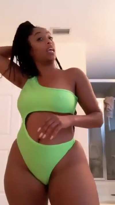 Green Bikini 👙 🔥
