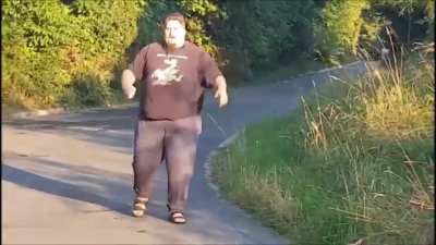 Aggressiv auf Leute zulaufen, die weit weg von seinem Grundstück völlig legal auf öffentlichem Grund stehen. Fordernd 