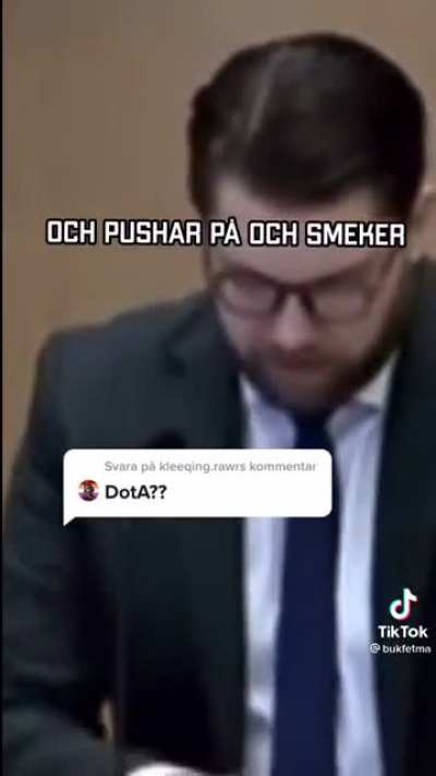 JIMMIE SUS HAN SIYTER I VENTEN (WTF(WAFAN TDRA ÅT FSKOGEN))