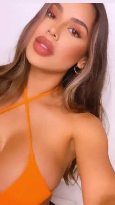Full lips, big boobs