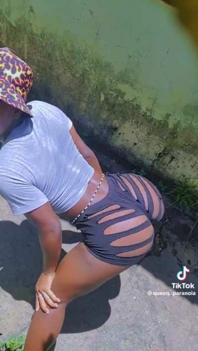 @quee<wbr>n..pa<wbr>ranoi<wbr>a