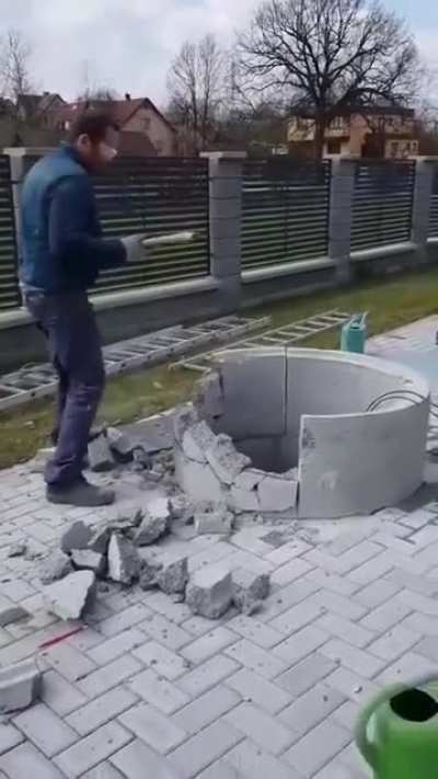 S-a dus ciocanul pe pulă