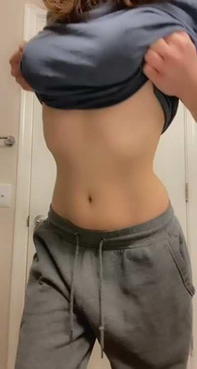 Little jiggle wiggle ☺️ (titty drop)
