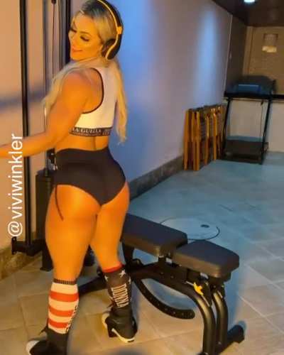 Vivi Winkler booty jiggle looped