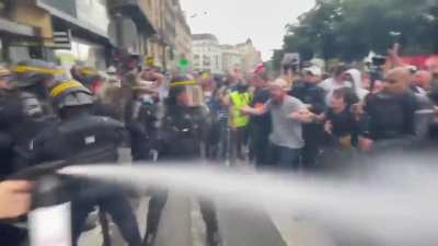 Paris Officer Goes Toe To Toe With Antivaxers Protesting The Covid-19 Green Card That Will Restrict Non Vaccinated People From Interacting With The Public