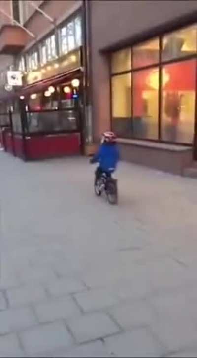 French boy sees Dummy Thicc Bum