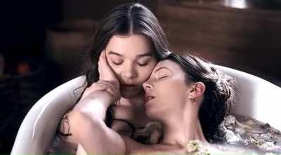 Imagine sharing a bath with Hailee Steinfeld