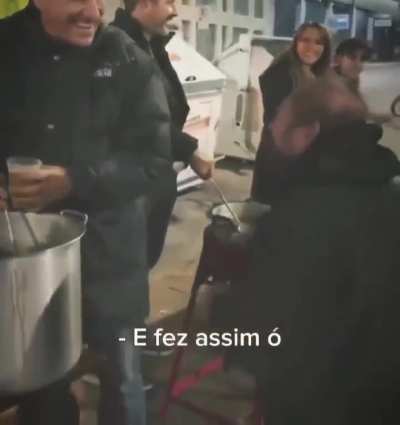 Morador de rua se emociona ao conhecer Dunga, que estava fazendo distribuição de alimentos