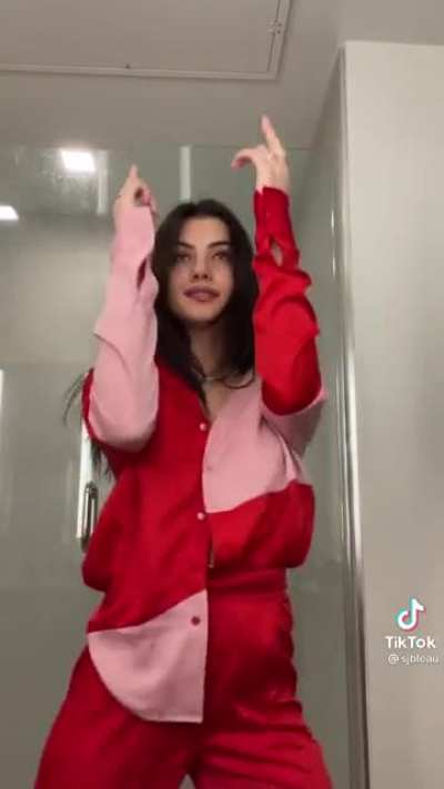 Look at those titties