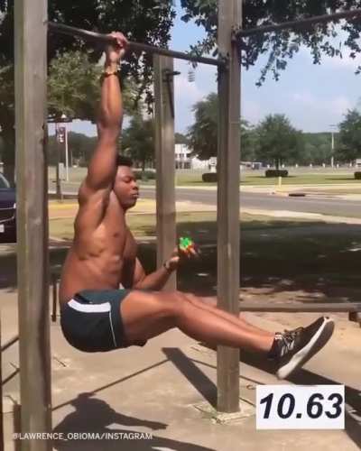 This Fitness freak simultaneously solves Rubik's cube