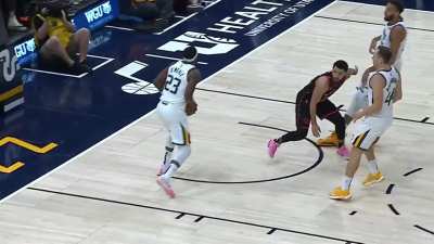 [Highlight] The Jazz move the ball in transition and Rudy Gobert caps it off with a behind the back dime to Royce O'Neale.
