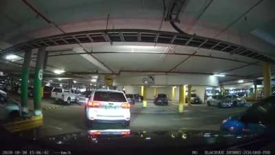 Jeep driver threatens to break a woman's neck because he doesn't know how to drive