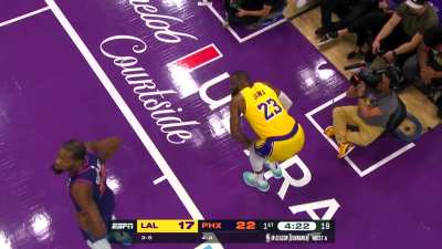 [Highlight] LeBron drives to the rim and starts limping after the contact