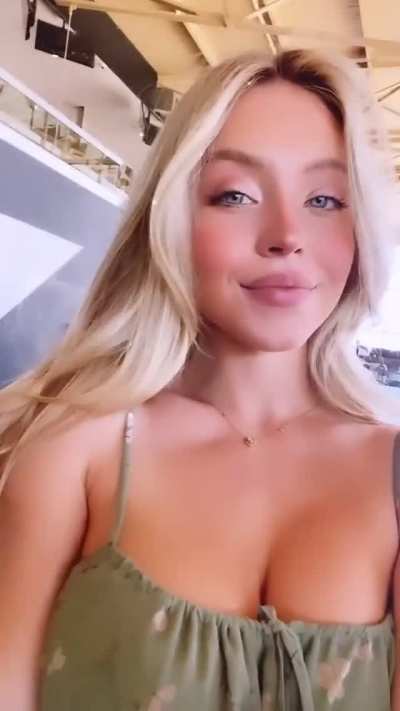 Sydney Sweeney (@syd<wbr>ney_s<wbr>weene<wbr>y)