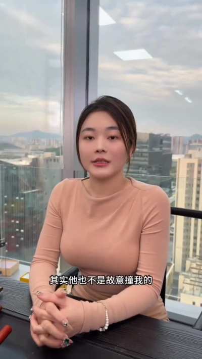 挂着粤港两<wbr>地粉色劳斯<wbr>莱斯被撞，<wbr>劳斯莱斯女<wbr>司机发视频<wbr>开心回应