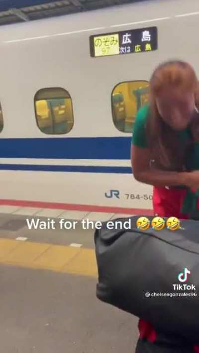 Mexico's Olympic Softball team celebrates getting off a Japanese bullet train before it takes off with one of its members😂 22 people, 45 bags