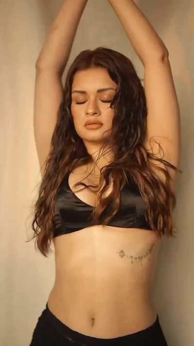 Isse kehte hain kismat 2-3 saal pehle gaand hilati thi tiktok aur reels pe aur aaj range rover gari hain 4cr ki bungalow aur bollywood mein bhi entry le li all by sucking old rich men and brutally gangbanged regularly. Chhinaal Avneet kutiya kaur saali