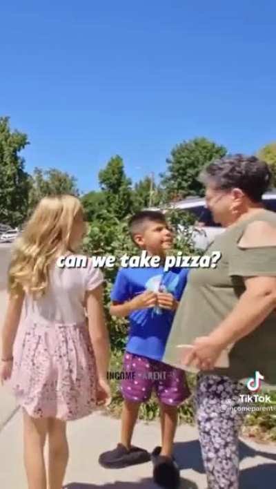 Shaq giving out free pizza